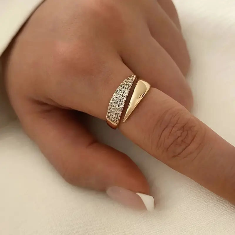 Elina | elegant ring med glitrende steiner