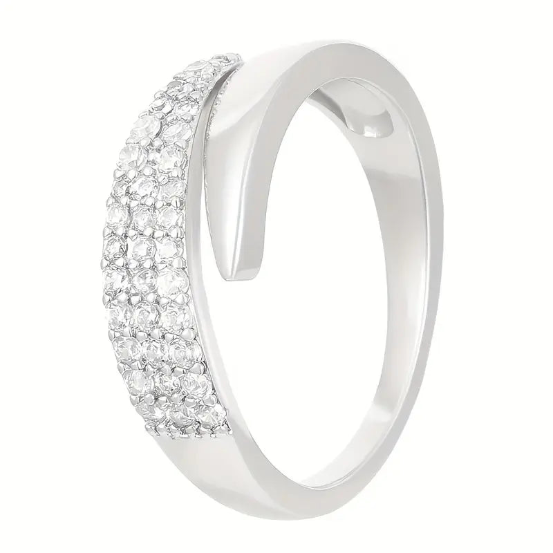 Elina | elegant ring med glitrende steiner